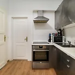 New Ultra-central Design בודפשט