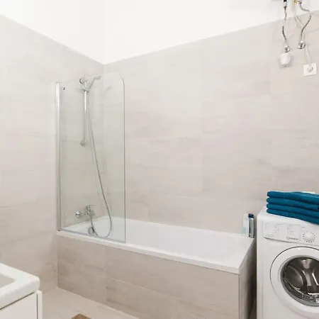 New Ultra-central Design Apartment *