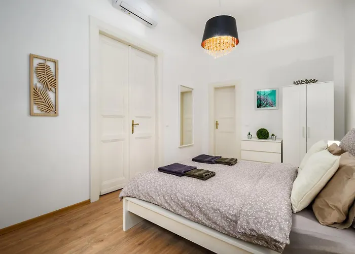 New Ultra-central Design Budapešť